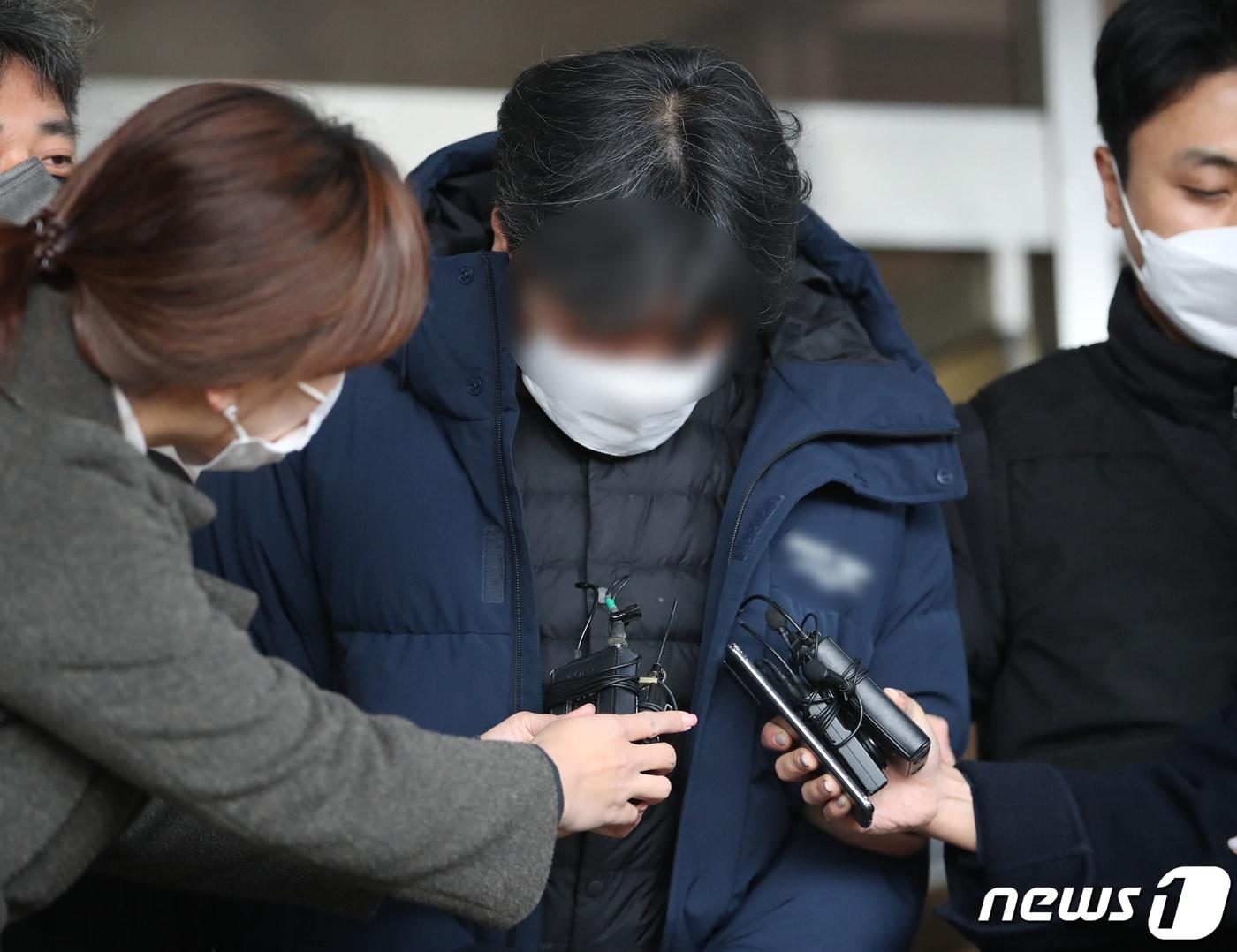본문 이미지 - 제주 유명 식당 대표 강도살인 피의자인 50대 박모씨가 28일 오후 제주동부경찰서에서 검찰로 송치되고 있다. 2022.12.28/뉴스1 ⓒ News1 오현지 기자