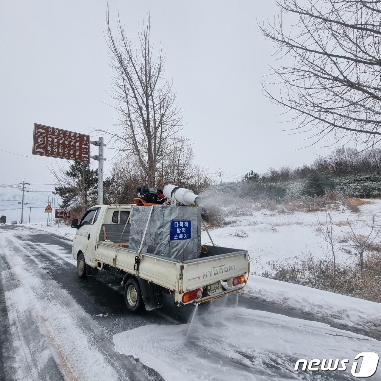 본문 이미지 - 전라남도가 최근 조류인플루엔자 차단을 위한 소독작업을 벌이고 있다.&#40;전남도 제공&#41; 2022.12.28/뉴스1 ⓒ News1 전원 기자