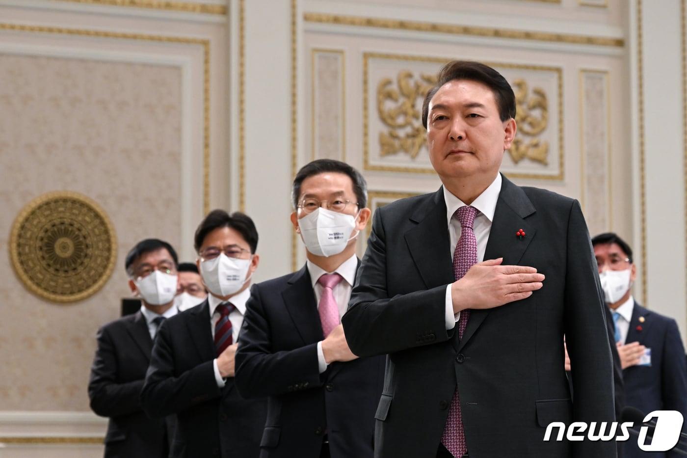 본문 이미지 - 윤석열 대통령이 28일 청와대 영빈관에서 열린 과학기술정보통신부·개인정보보호위원회·원자력안전위원회 업무보고에서 국기에 대한 경례를 하고 있다. (대통령실 제공) 2022.12.28/뉴스1 ⓒ News1 오대일 기자