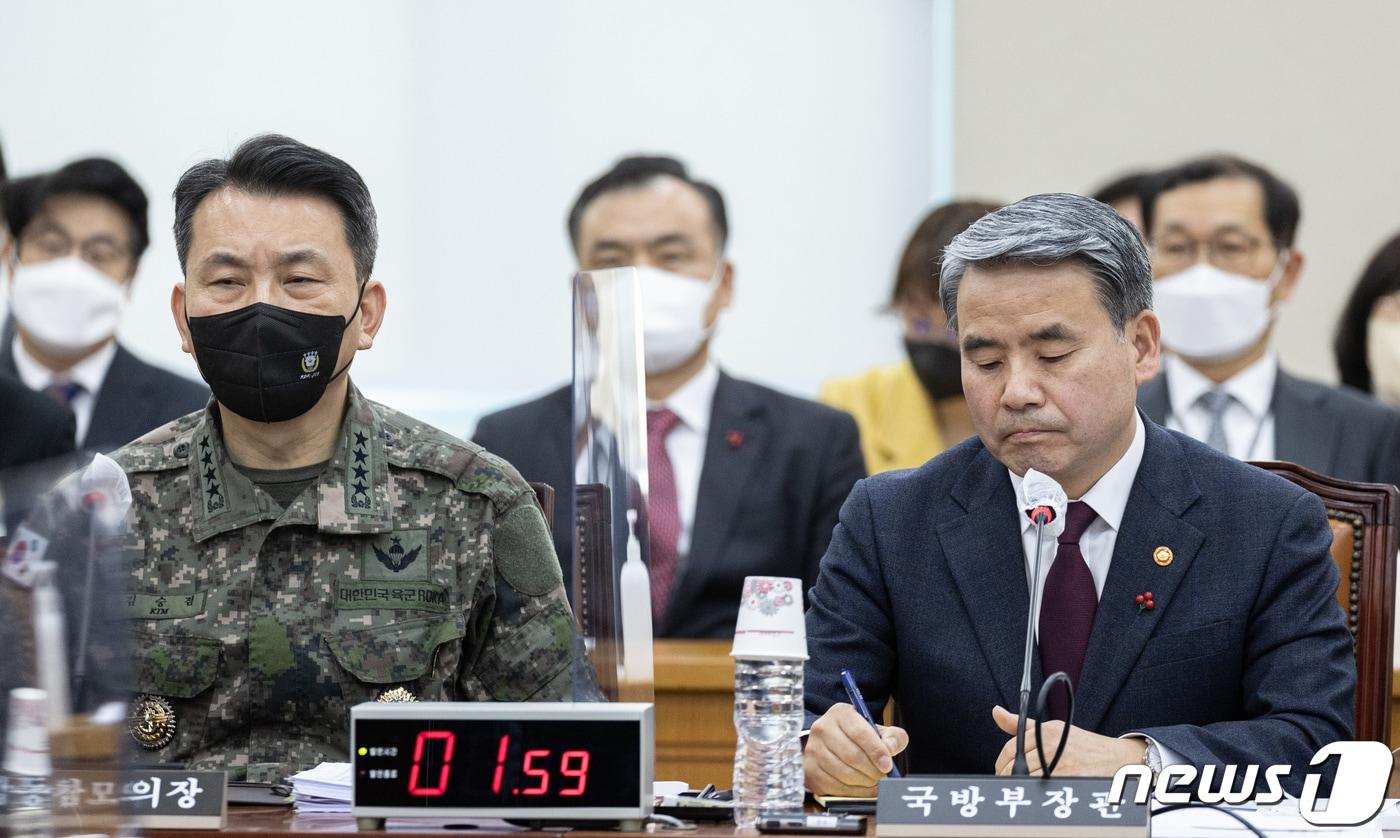본문 이미지 - 이종섭 국방부 장관과 김승겸 합참의장이 지난 12월 28일 오후 서울 여의도 국회에서 열린 국방위원회 전체회의에서 북한 무인기 도발 관련 질의를 듣고 있는 모습. ⓒ News1 이재명 기자