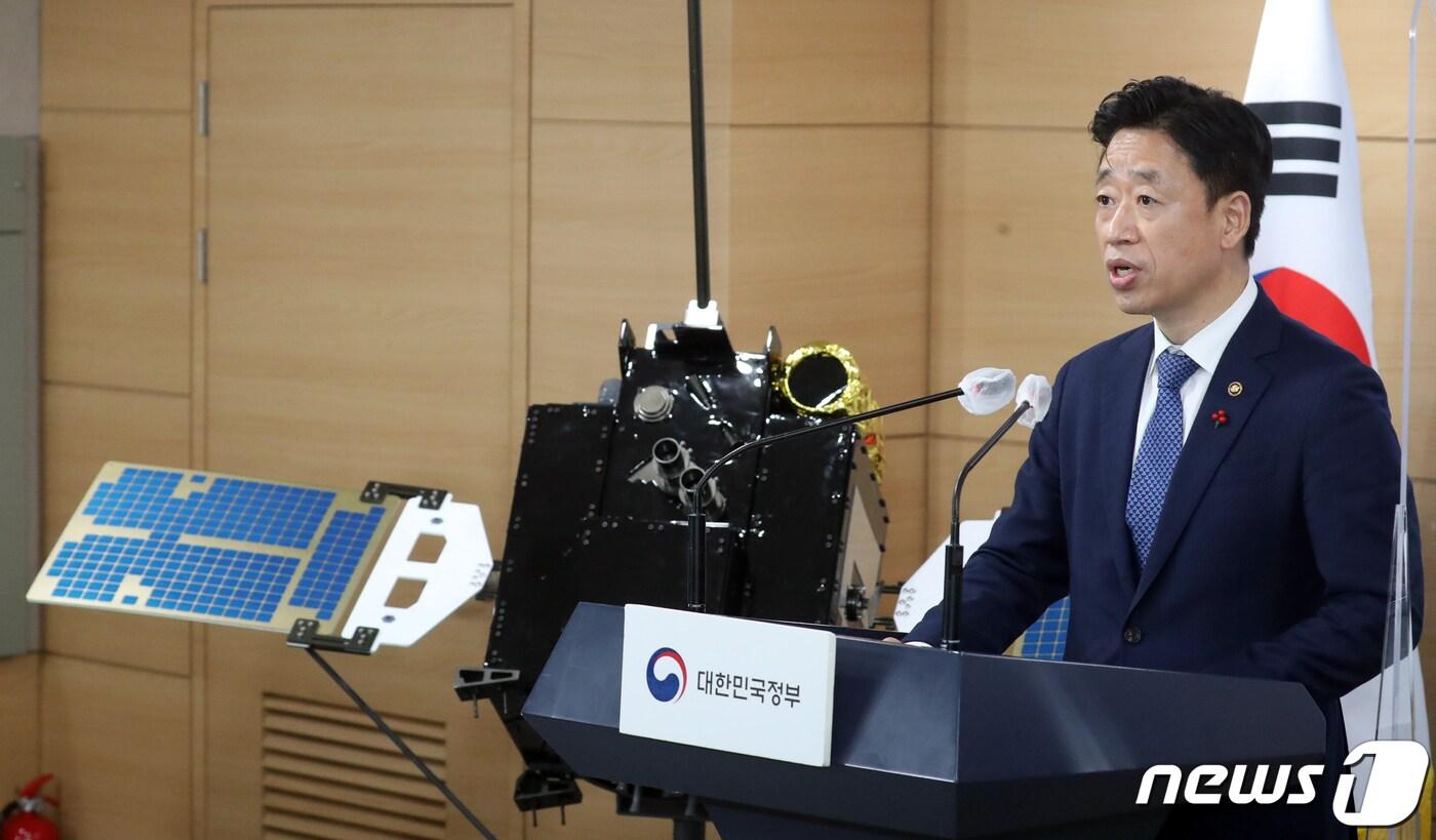 본문 이미지 - 오태석 과학기술정보통신부 제1차관이 28일 오후 서울 종로구 세종대로 정부서울청사에서 '다누리' 달 궤도 진입 최종 성공 관련 발표를 하고 있다. 2022.12.28/뉴스1 ⓒ News1 김명섭 기자