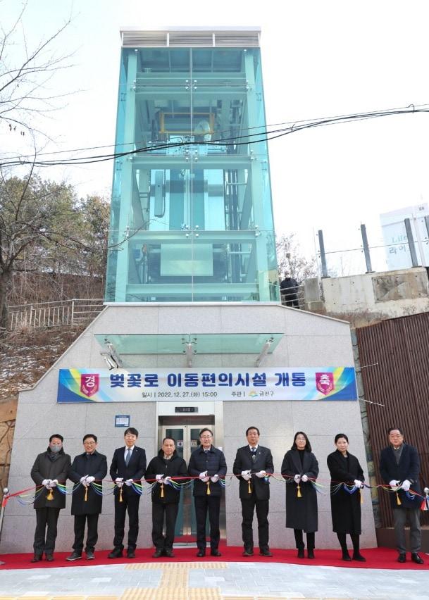 본문 이미지 - 서울 금천구는 벚꽃로 구간에 우회전차로와 수직형 엘리베이터, 보행데크를 설치하고 지난 27일 준공 및 개통식을 개최했다. (자료제공=금천구)