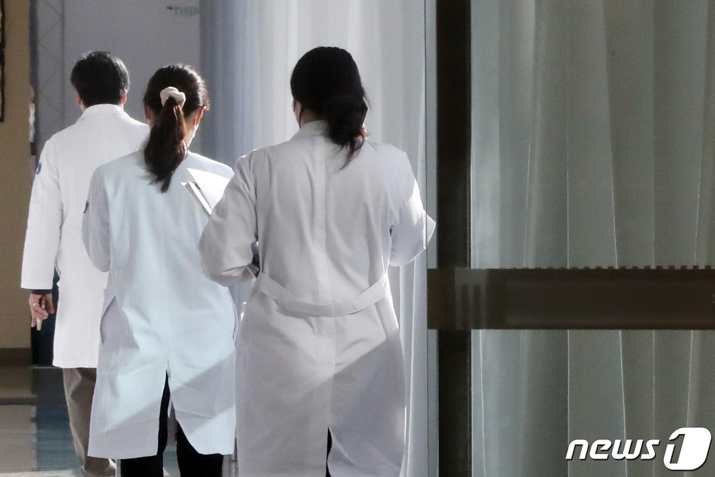 28일 서울 시내 한 대학병원에서 의료진이 발걸음을 옮기고 있다. 2022.12.28/뉴스1 ⓒ News1 황기선 기자
