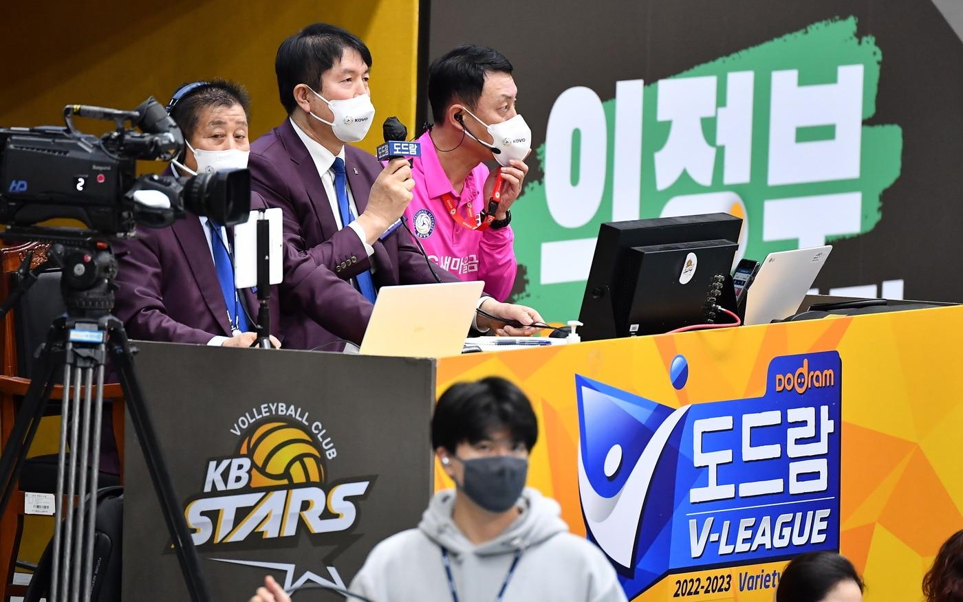 본문 이미지 - KB손해보험과 한국전력과의 경기에서 오심을 범한 남영수 부심, 정의탁 경기위원, 진병운 심판위원(오른쪽부터) (KOVO 제공)