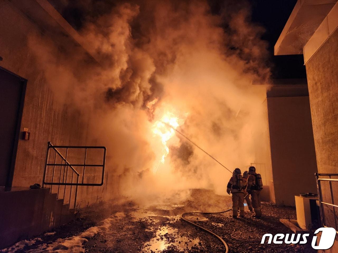 본문 이미지 - 27일 오후 4시28분쯤 전남 영암군 금정면 연소리 한 태양광 발전소 ESS(에너지저장시스템)에서 화재가 발생, 소방당국이 진화 작업을 하고 있다. (영암소방 제공) 2022.12.28/뉴스1 