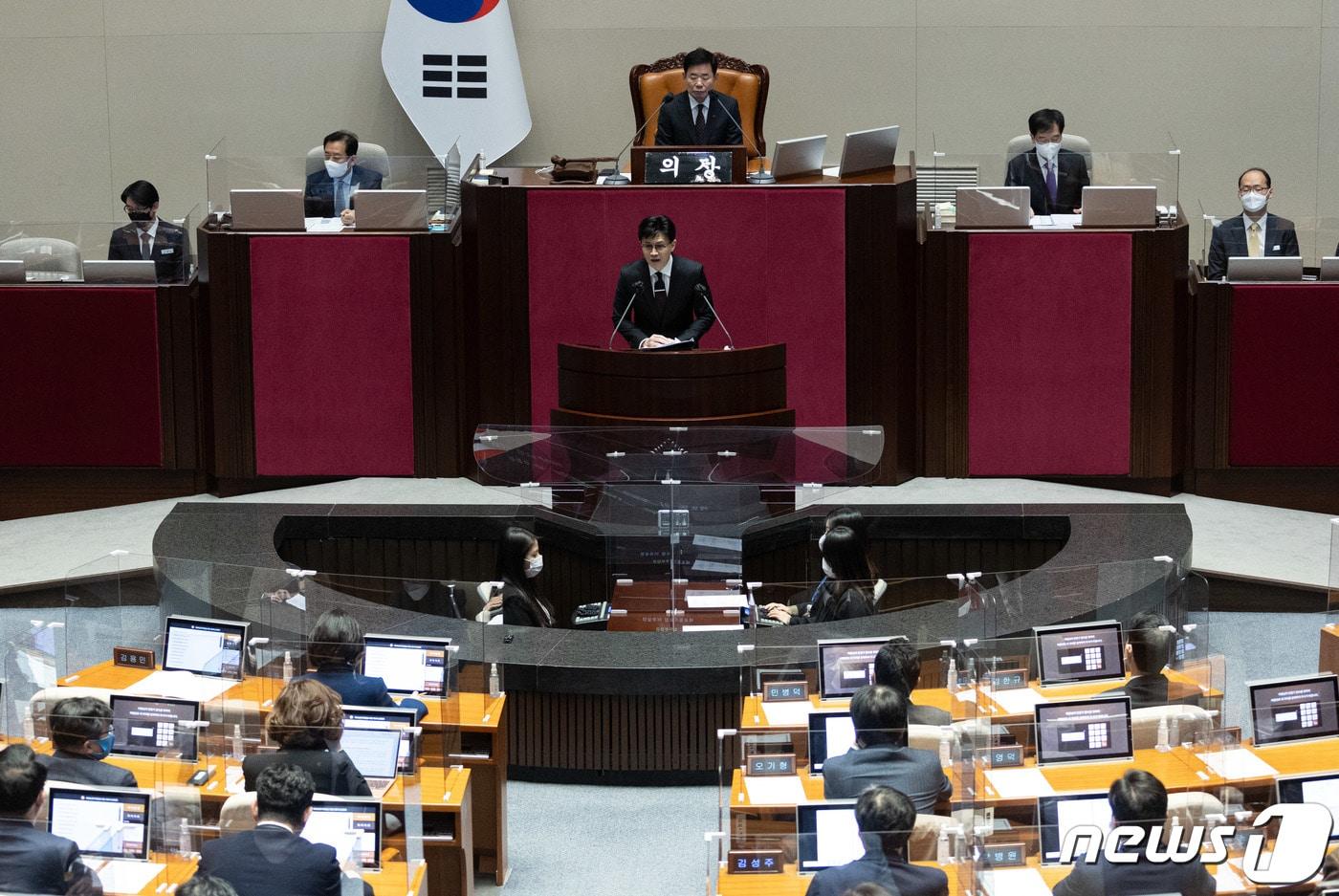 본문 이미지 - 2022년 12월 18일 한동훈 법무부 장관이 서울 여의도 국회에서 열린 제401회 국회(임시회) 제4차 본회의에서 노웅래 더불어민주당 의원의 체포동의요청 이유설명을 하고 있다. 2022.12.28 ⓒ 뉴스1 이재명 기자