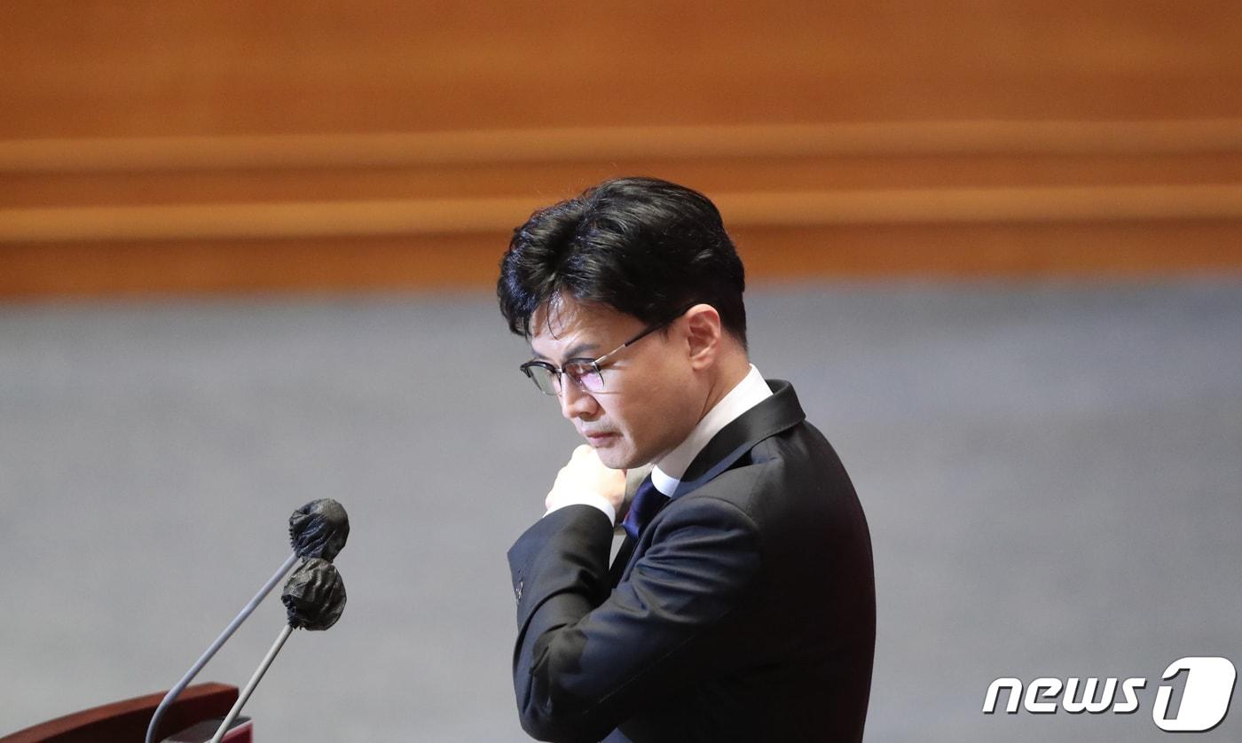 한동훈 법무부 장관이 28일 서울 여의도 국회에서 열린 본회의에서 국회의원(노웅래) 체포동의안에 대한 이유 설명을 하기 위해 마스크를 벗고 있다. 2022.12.28/뉴스1 ⓒ News1 허경 기자