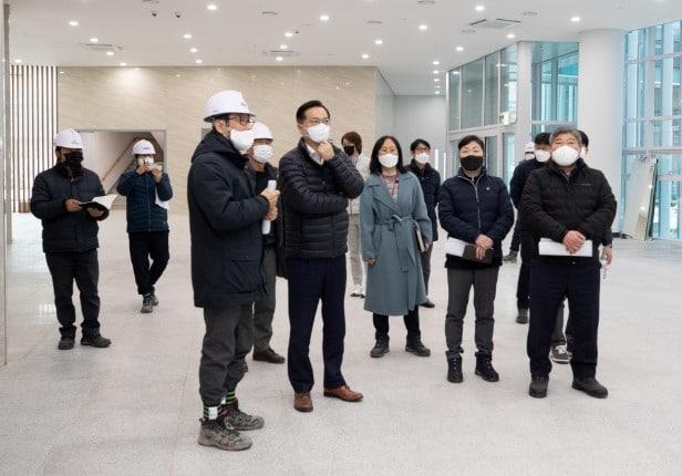 본문 이미지 - 이상래 행정중심복합도시 건설청장(왼쪽서 다섯 번째)이 28일 보람동 창의진로교육원 건립 현장을 방문해 현장 관계자로부터 설명을 듣고 있다. (행정중심복합도시건설청 제공) / 뉴스1