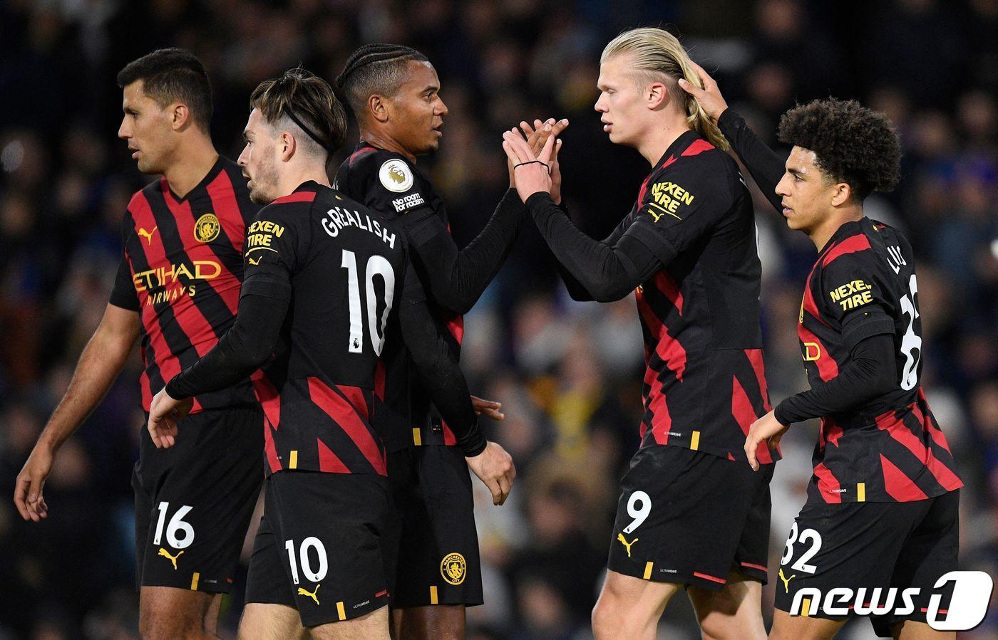 맨체스터 시티가 엘링 홀란드(오른쪽에서 두번째)의 멀티골 활약을 앞세워 리즈를 꺾었다. ⓒ AFP=뉴스1