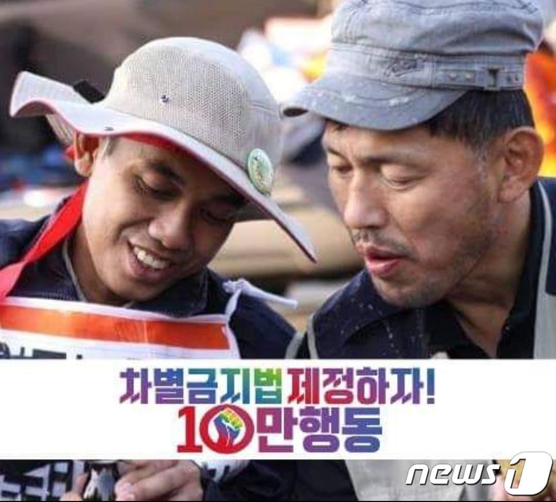 본문 이미지 - 대구·경북지역 시민사회 에서 '이주노동자의 벗'이라고 불리는 김헌주 경북북부이주노동자센터장이 '2022 대구경북민주시민상' 수상자로 선정됐다. 사진 오른쪽이 김헌주 센터장. (본인 제공)/뉴스1