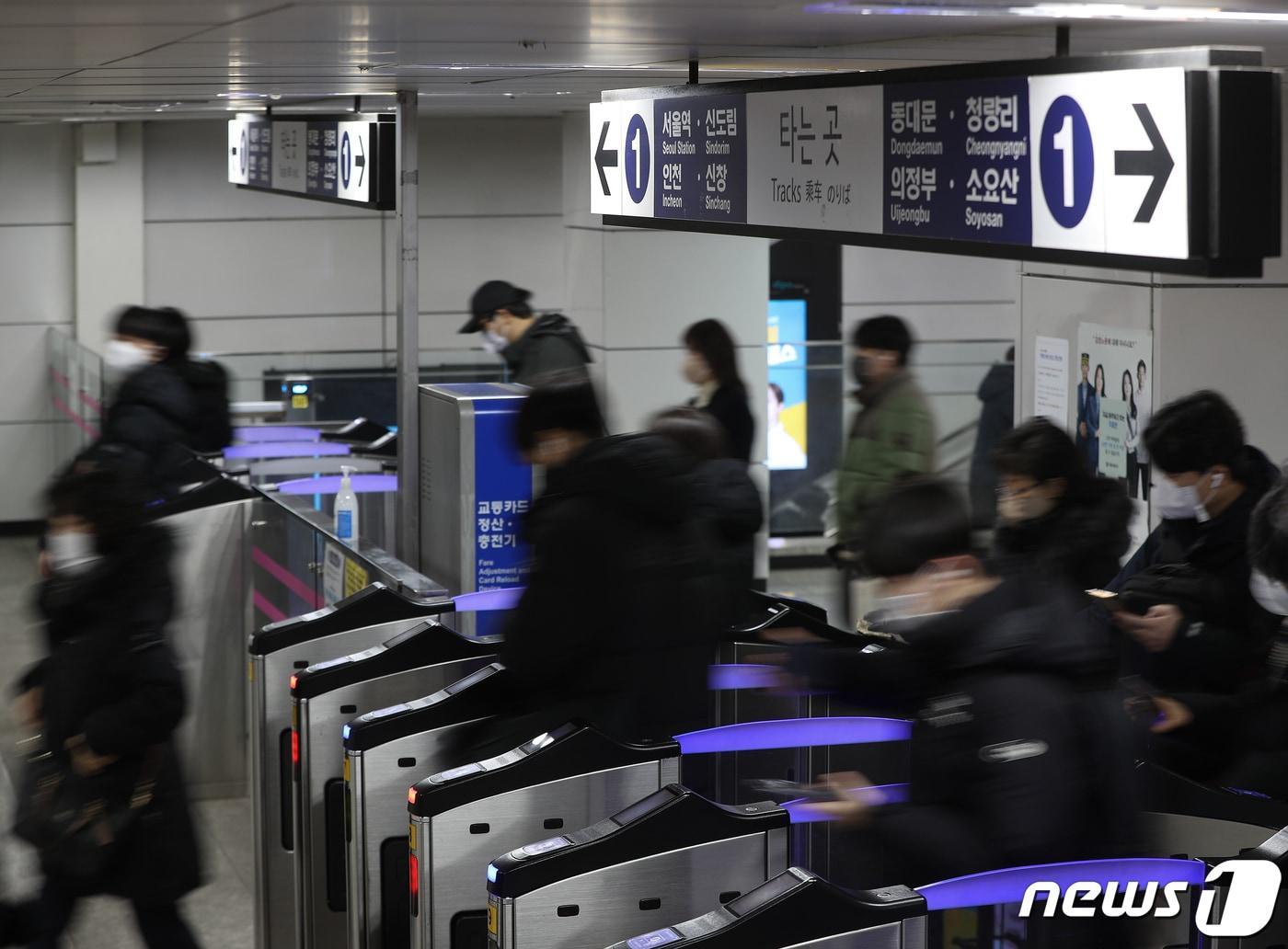 본문 이미지 - 29일 오전 서울 1호선 종각역에서 시민들이 지하철을 이용하고 있다. 2022.12.29/뉴스1 ⓒ News1 신웅수 기자