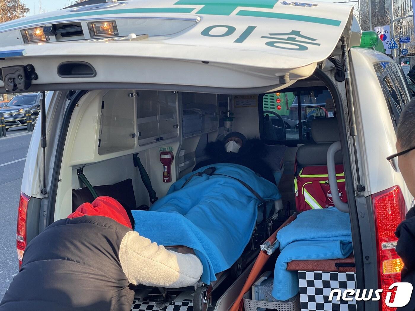 본문 이미지 - 지난 12일부터 단식농성을 강행하던 이봉주 화물연대 위원장이 29일 건강악화로 병원으로 이송됐다.&#40;공공운수노조 제공&#41;