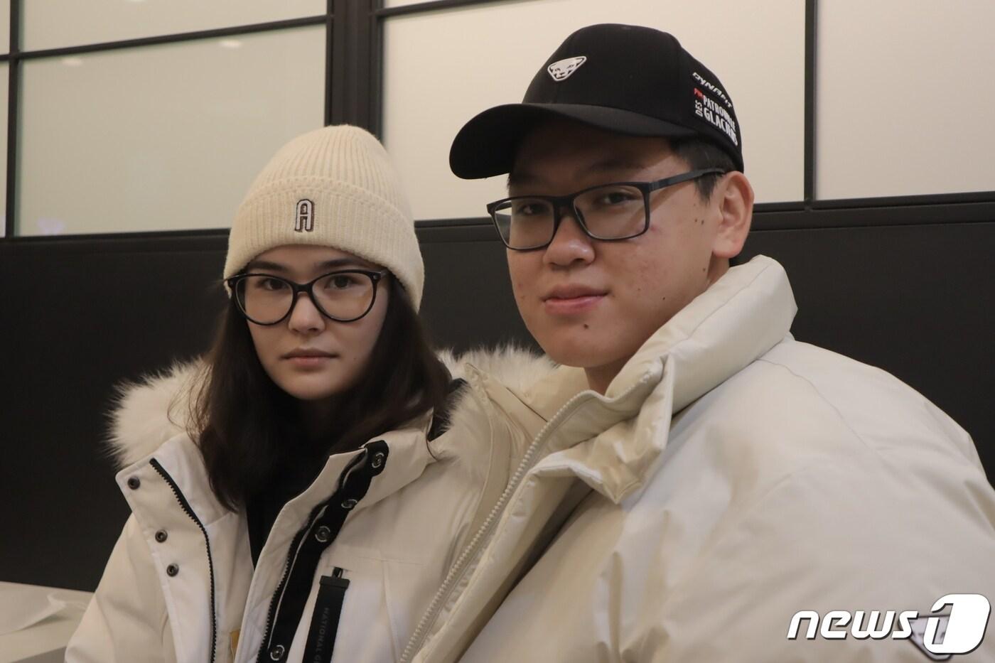 우크라이나 피란민 웨이카이 아니타씨(왼쪽)와 그의 남편 박 알렉산더씨. 2022.12.26.ⓒ 뉴스1 박건영기자