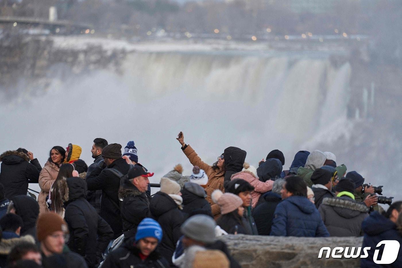 28일(현지시간) 캐나다 온타리오주 나이아가라 폭포의 호스슈 폭포 앞에서 관광객들이 사진을 찍고 있다. ⓒ AFP=뉴스1 ⓒ News1 우동명 기자