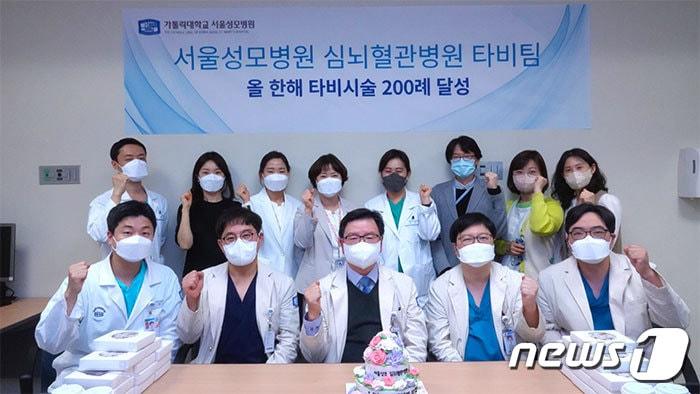 본문 이미지 - 28일 오후 4시 서울성모병원 윤승규 병원장과 장기육 심뇌혈관병원장, 타비팀과 관계자들이 타비시술 연간 200례 달성을 기념하는 사진을 찍었다.(서울성모병원 제공.)