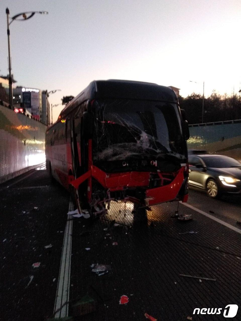 본문 이미지 - 동탄 지하차도에서 기업체 통근버스와 지게차 간 추돌사고가 발생했다.