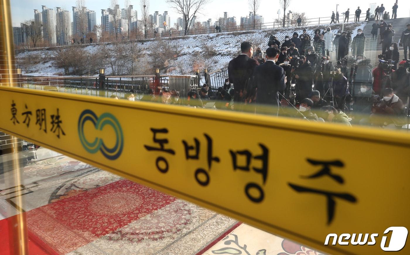 본문 이미지 - 중국 '비밀 경찰서' 운영 의혹을 받는 중식당 동방명주 대표 왕 모 씨가 지난 2022년 12월 29일 서울 송파구 동방명주 앞에서 의혹과 관련한 입장을 밝히고 있다. 2022.12.29 ⓒ 뉴스1 김민지 기자