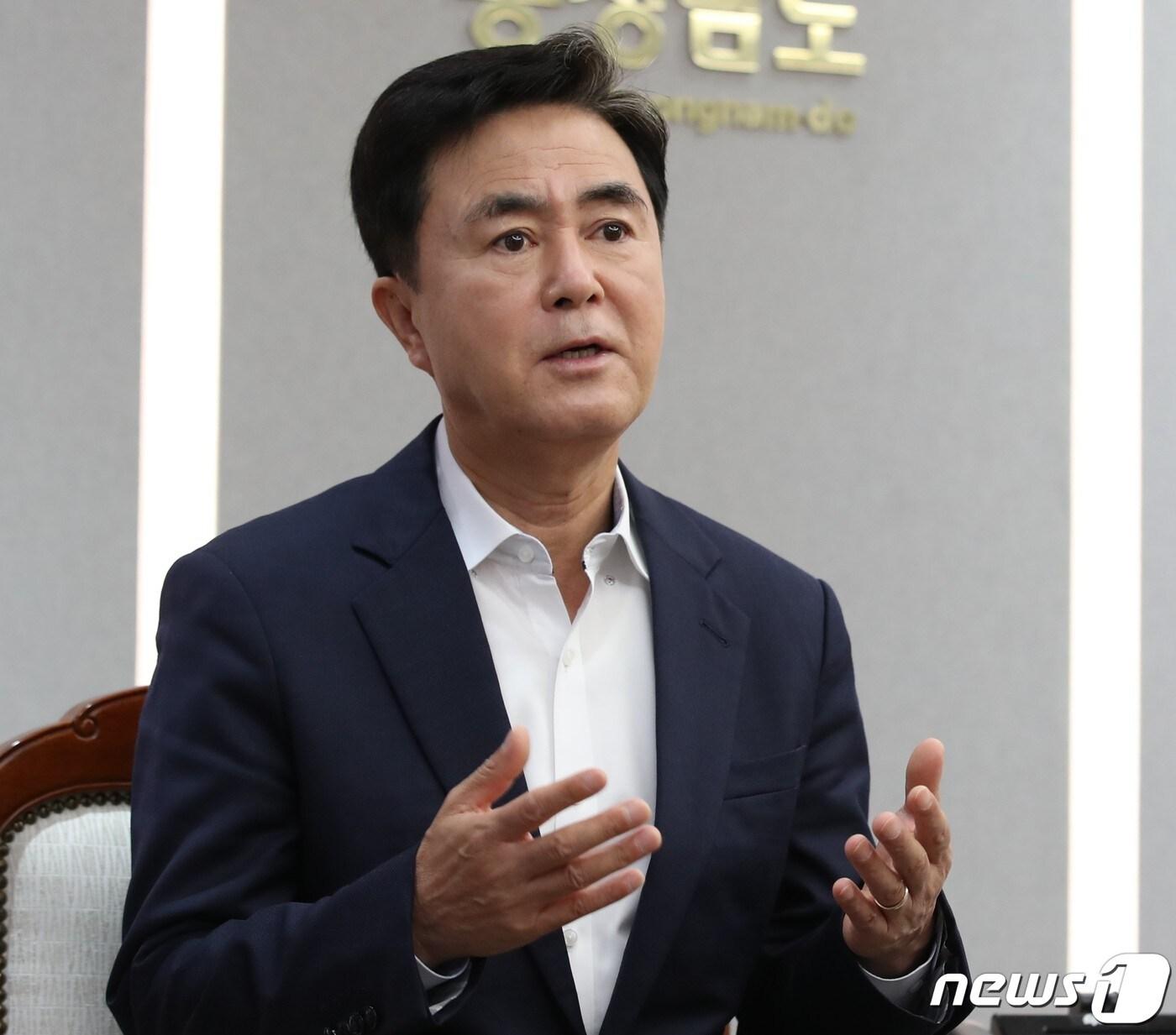 본문 이미지 - 김태흠 충남지사가 뉴스1과 신년인터뷰를 하고 있다. ⓒNews1 이찬선 기자