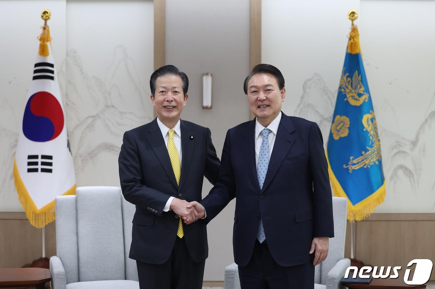 본문 이미지 - 윤석열 대통령이 29일 용산 대통령실 청사에서 야마구치 나쓰오 일본 공명당 대표를 접견하며 기념촬영을 하고 있다. (대통령실 제공) 2022.12.29/뉴스1 ⓒ News1 오대일 기자