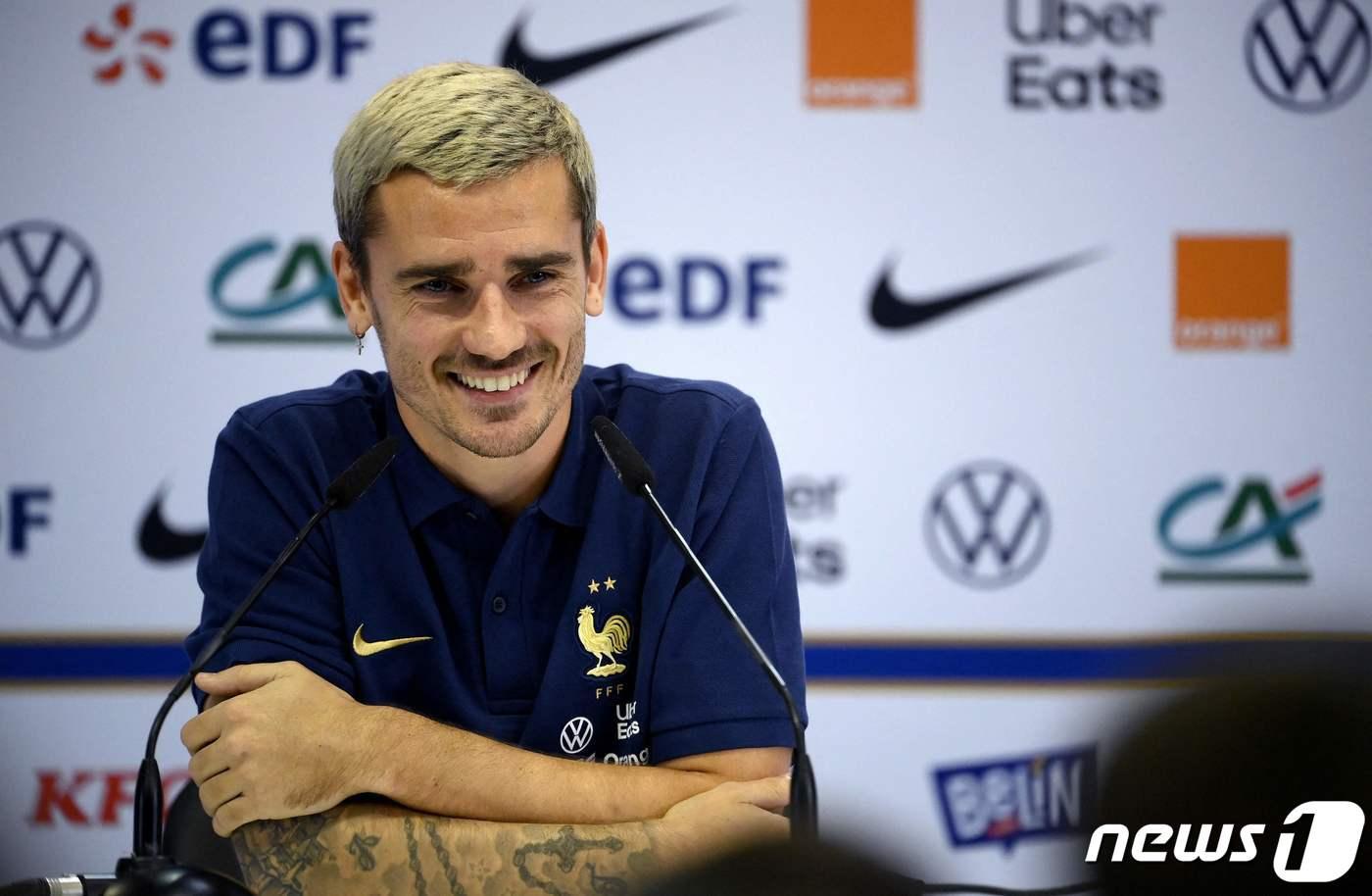 앙투안 그리즈만(아틀레티코 마드리드·31) 프랑스 축구대표팀 선수가 2일(현지시간) 카타르 수도 도하 소재 자심 빈 하마드 스타디움에서 기자회견을 하면서 미소를 짓고 있다. 2022.12.02 ⓒ AFP=뉴스1 ⓒ News1 정윤미 기자