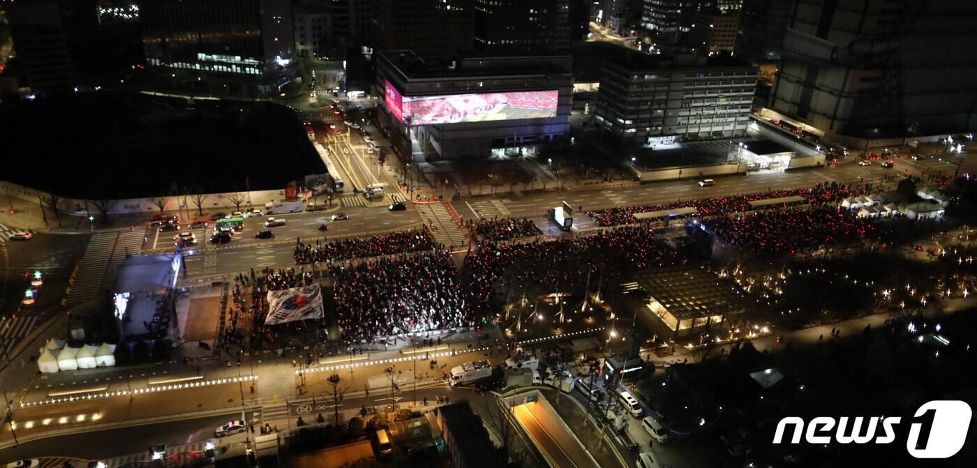 2일 오후 서울 세종대로 광화문광장에서 2022 카타르 월드컵 H조 조별리그 3차전 대한민국과 포르투갈의 경기를 앞두고 시민들과 붉은악마가 응원을 하고 있다. 2022.12.2/뉴스1 ⓒ News1 이승배 기자