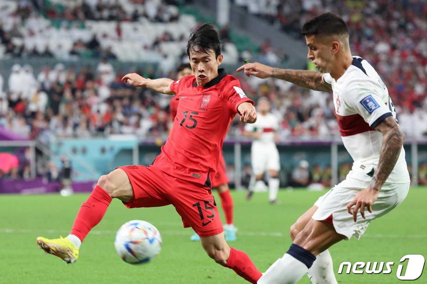 2일 오후&#40;현지시간&#41; 카타르 알라이얀 에듀케이션 시티 스타디움에서 열린 2022 카타르 월드컵 조별리그 H조 3차전 대한민국과 포르투갈의 경기에서 대한민국 김문환이 상대공격을 막아내고 있다. 2022.12.3/뉴스1 ⓒ News1 이동해 기자