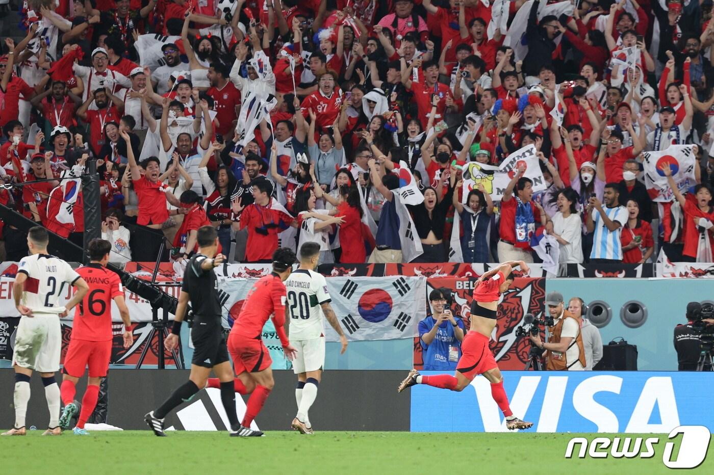 2일 오후(현지시간) 카타르 알라이얀 에듀케이션 시티 스타디움에서 열린 2022 카타르 월드컵 조별리그 H조 3차전 대한민국과 포르투갈의 경기에서 역전골을 넣은 대한민국 황희찬이 세리머니를 펼치고 있다. 2022.12.3/뉴스1 ⓒ News1 이동해 기자