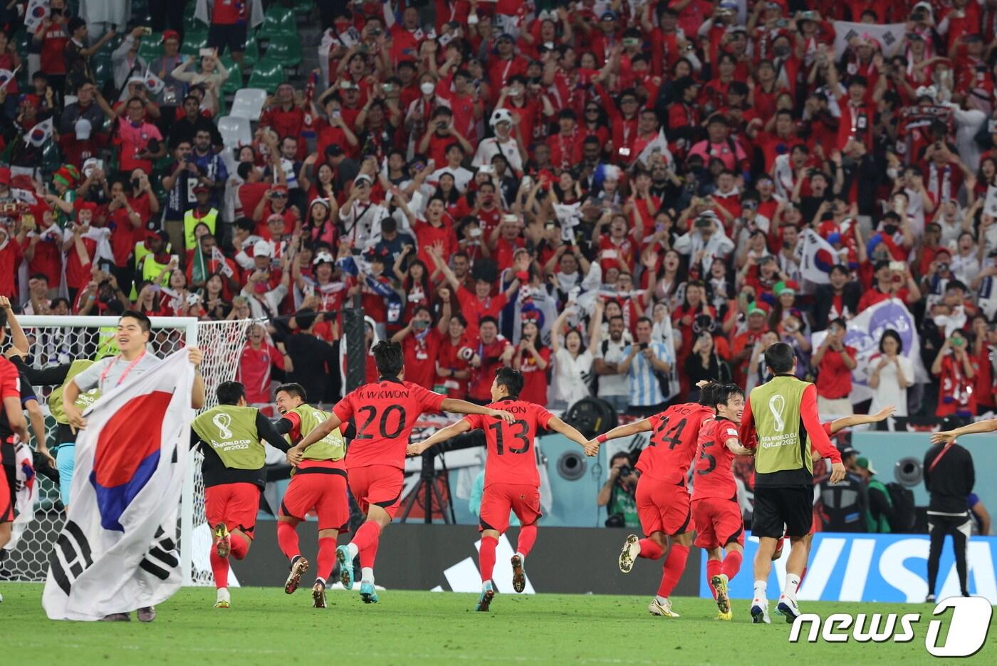 2일 오후(현지시간) 카타르 알라이얀 에듀케이션 시티 스타디움에서 열린 2022 카타르 월드컵 조별리그 H조 3차전 대한민국과 포르투갈의 경기에서 대한민국 선수들이 2:1로 경기를 승리한 뒤 가나와 우루과이 경기 결과에 16강 진출이 확정, 응원단을 향해 달리고 있다. 2022.12.3/뉴스1 ⓒ News1 이동해 기자