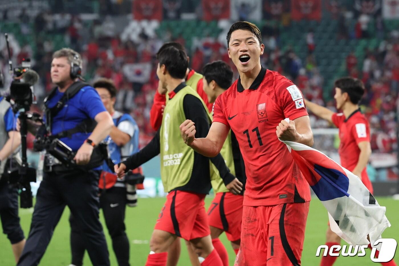 2일 오후(현지시간) 카타르 알라이얀 에듀케이션 시티 스타디움에서 열린 2022 카타르 월드컵 조별리그 H조 3차전 대한민국과 포르투갈의 경기에서 황희찬이 2:1로 경기를 승리한 뒤 16강 진출을 확정, 밝은 표정으로 응원단에 인사하고 있다. 2022.12.3/뉴스1 ⓒ News1 이동해 기자