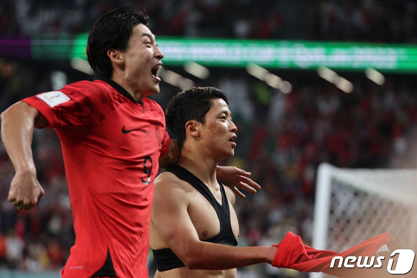 본문 이미지 - 2일 오후(현지시간) 카타르 알라이얀 에듀케이션 시티 스타디움에서 열린 2022 카타르 월드컵 조별리그 H조 3차전 대한민국과 포르투갈의 경기에서 대한민국 황희찬이 역전골을 성공시킨뒤 세리머니를 하고 있다. 2022.12.3/뉴스1 ⓒ News1 이광호 기자