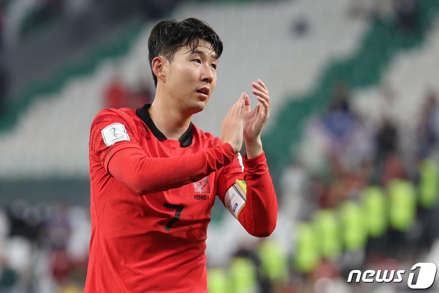 2일 오후(현지시간) 카타르 알라이얀 에듀케이션 시티 스타디움에서 열린 2022 카타르 월드컵 조별리그 H조 3차전 대한민국과 포르투갈의 경기를 2대 1로 승리한 대한민국의 손흥민이 응원단을 향해 박수를 보내고 있다. 2022.12.3/뉴스1 ⓒ News1 이광호 기자