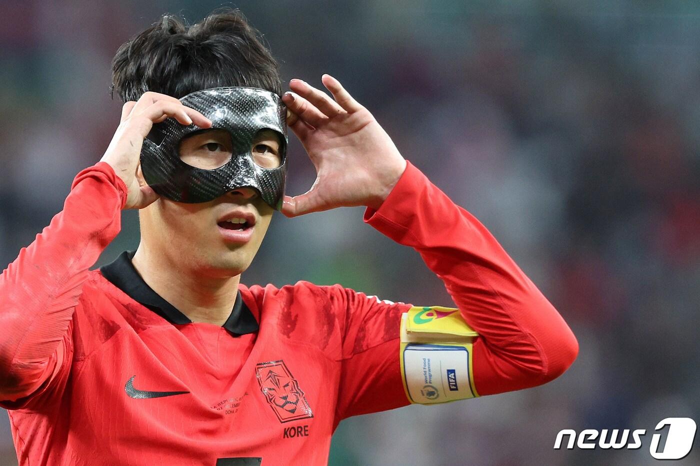 본문 이미지 - 손흥민이 2일 오후(현지시간) 카타르 알라이얀 에듀케이션 시티 스타디움에서 열린 2022 카타르 월드컵 조별리그 H조 3차전 대한민국과 포르투갈의 경기 후반, 마스크를 벗은 뒤 숨을 고르고 있다. 2022.12.3/뉴스1 ⓒ News1 이동해 기자