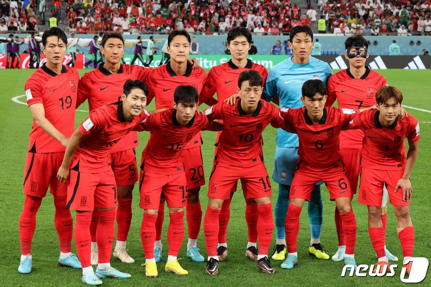 2일 오후&#40;현지시간&#41; 카타르 알라이얀 에듀케이션 시티 스타디움에서 열린 2022 카타르 월드컵 조별리그 H조 3차전 대한민국과 포르투갈의 경기서 대한민국 선수들이 기념촬영을 하고 있다. 이날 대한민국은 포르투갈에 2대 1로 승리하며 16강진출을 확정지었다. 2022.12.3/뉴스1 ⓒ News1 이광호 기자