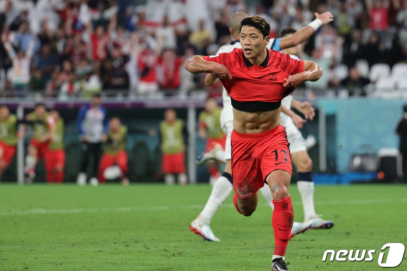 2일 오후(현지시간) 카타르 알라이얀 에듀케이션 시티 스타디움에서 열린 2022 카타르 월드컵 조별리그 H조 3차전 대한민국과 포르투갈의 경기에서 대한민국 황희찬이 역전골을 성공시킨뒤 세리머니를 하고 있다. 2022.12.3/뉴스1 ⓒ News1 이광호 기자