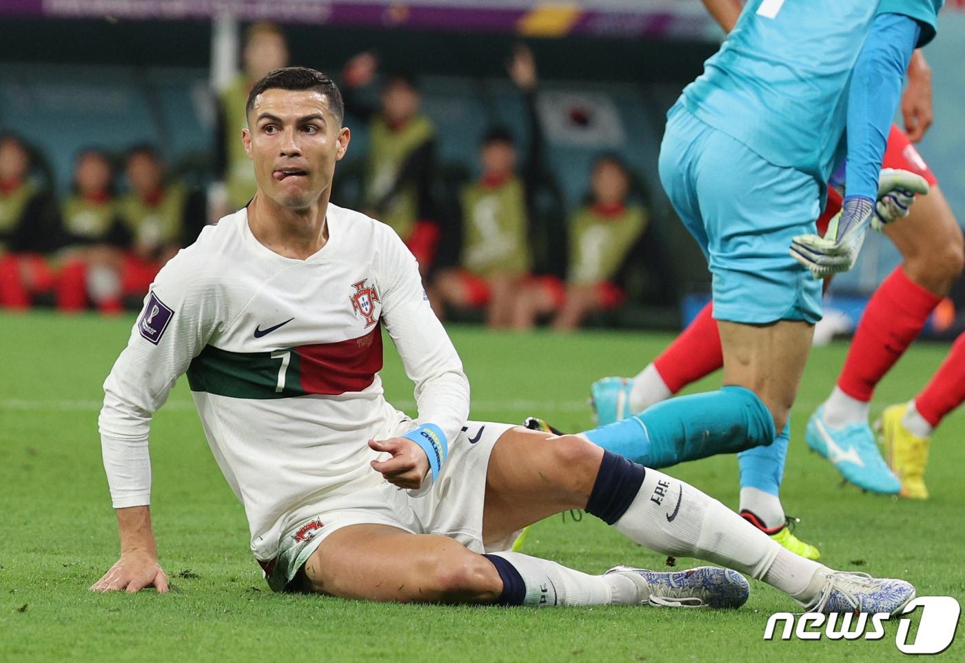 본문 이미지 - 2일 오후(현지시간) 카타르 알라이얀 에듀케이션 시티 스타디움에서 열린 2022 카타르 월드컵 조별리그 H조 3차전 대한민국과 포르투갈의 경기 전반, 포르투갈의 크리스티안 호날두가 골키퍼 선방에 슛이 막히자 아쉬워하고 있다. 2022.12.3/뉴스1 ⓒ News1 이광호 기자