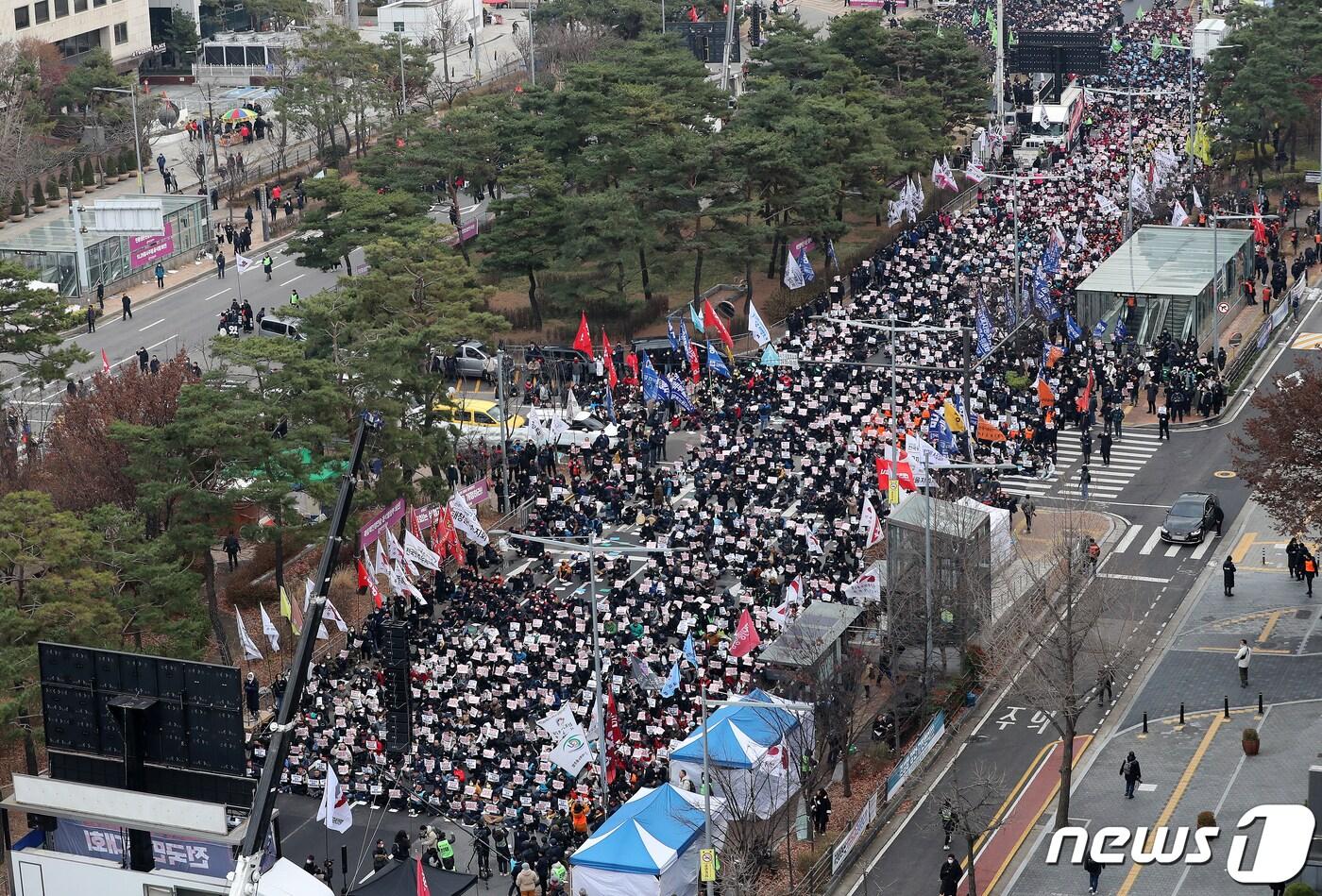 본문 이미지 - 민주노총 조합원들이 3일 오후 서울 영등포구 여의도 국회 앞에서 ‘노동개악 저지! 노조법 2·3조 개정! 민영화 중단! 화물노동자 총파업 승리! 전국노동자대회’를 하고 있다. 2022.12.3/뉴스1 ⓒ News1 김진환 기자