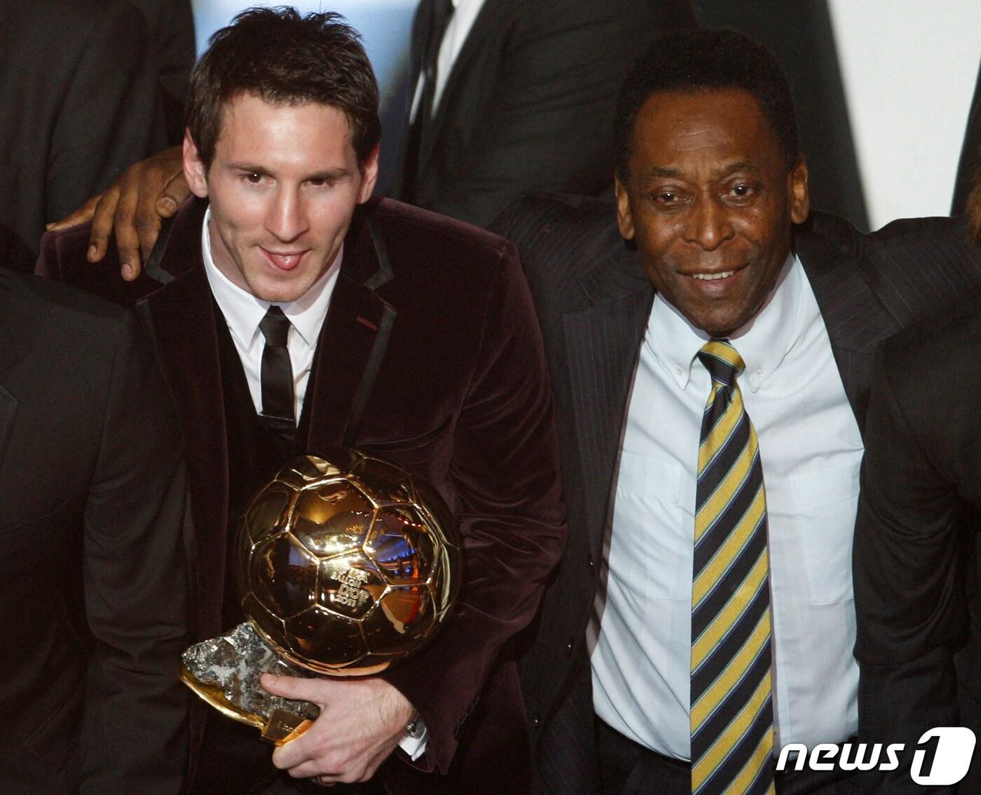 본문 이미지 - 아르헨티나 축구선수 리오넬 메시(좌측)가 2011년도 국제축구연맹(FIFA) 올해의 선수로 뽑혀 2011 발롱도르를 받던 2012년 1월 9일 취리히 콩그레스하우스 시상식에 나란히 선 펠레. ⓒ 로이터=뉴스1 ⓒ News1 최서윤 기자
