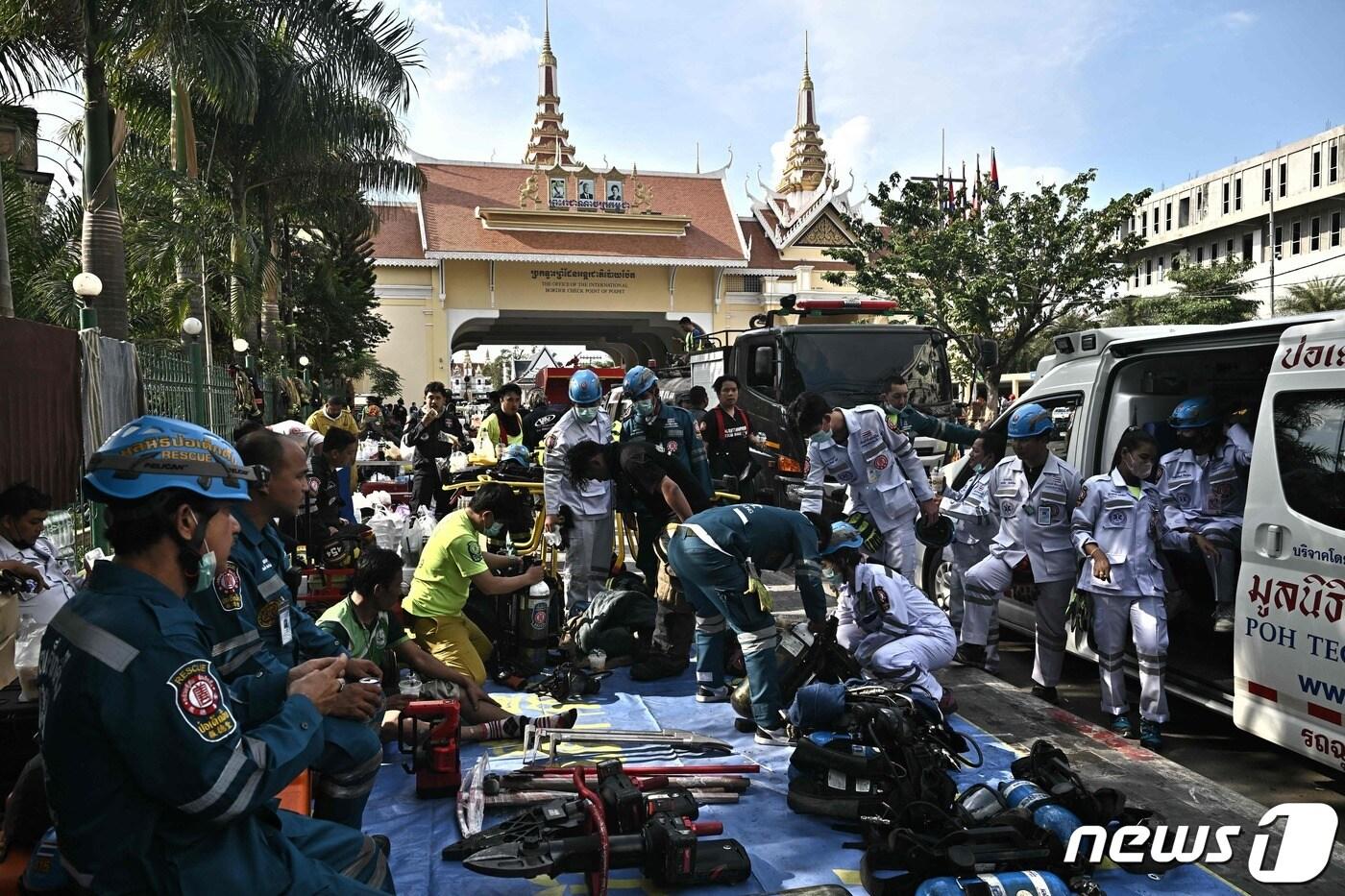 29일 (현지시간) 캄보다아 포이펫에 있는 그랜드 다이아몬드 시티 호텔 카지노에서 대형 화재가 발생한 현장 인근서 소방, 구조대원이 출동을 하고 있다. ⓒ AFP=뉴스1 ⓒ News1 우동명 기자