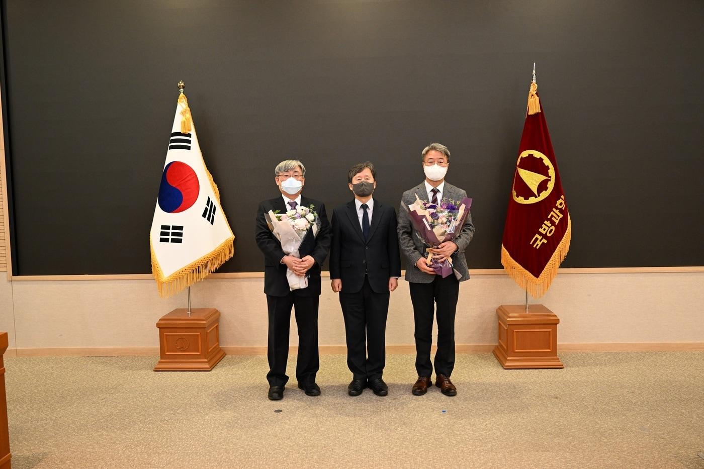  왼쪽부터 국방과학연구소 정성태 수석연구원과 박종승 소장, 손권 수석연구원. (국방과학연구소 제공)