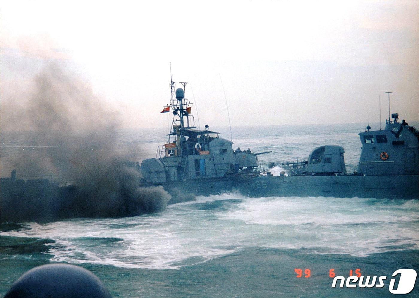 본문 이미지 - 1999년 6월 15일 제1연평해전 당시 참수리 325호정(오른쪽)이 서해 북방한계선(NLL)을 침범한 북한 함정에 대해 충돌에 의한 밀어내기 작전하는 모습. 325호정은 1999년 제1연평해전, 2009년 대청해전에 참전해 서해 북방한계선(NLL)을 침범한 북한 경비정의 기습공격에 대해 자위권과 교전규칙에 따라 단호하게 대응, 격퇴하여 대한민국의 영해를 사수했다. 2022.12.30. / ⓒ 뉴스1(해군 제공) 