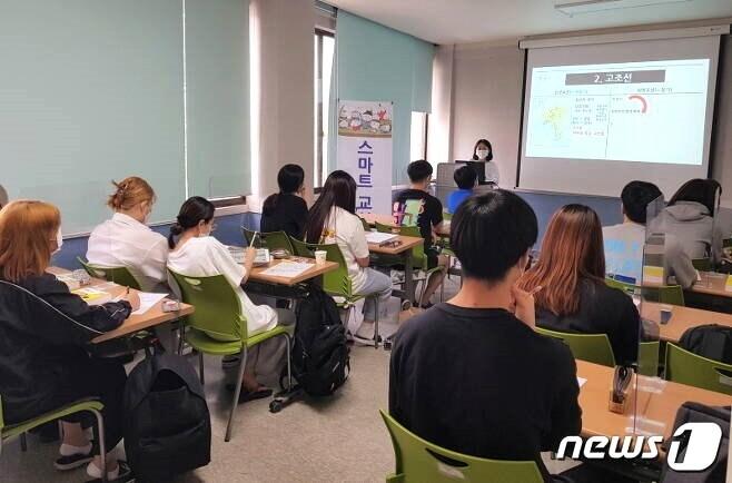 본문 이미지 - 전주시학교밖청소년지원센터(전주시 꿈드림)에서 운영하고 있는 ‘스마트교실’ 수업 장면.(전주시 제공)/뉴스1