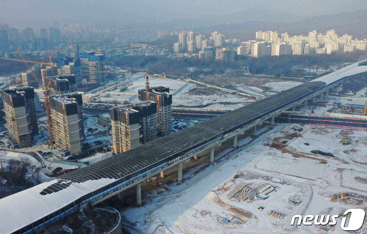 화재로 천장 일부가 탄 경기 과천시 갈현동 제2경인고속도로 북의왕IC 방음터널의 모습. ⓒ News1