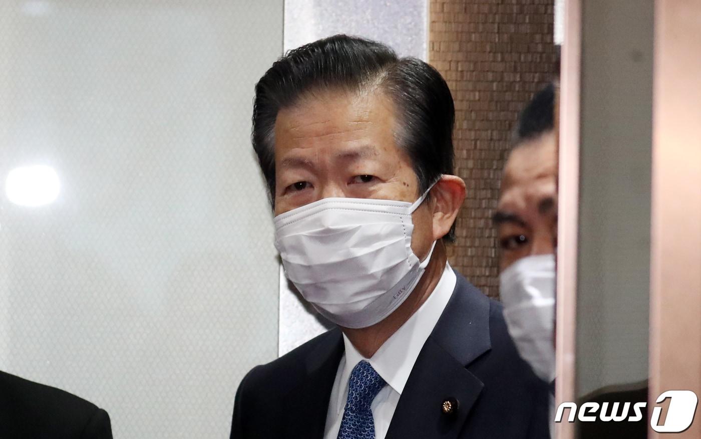 본문 이미지 - 일본 연립여당 공명당의 야마구치 나쓰오 대표가 30일 오전 서울 종로구 정부청사별관에서 박진 외교부 장관을 접견하기 위해 이동하고 있다. 2022.12.30/뉴스1 ⓒ News1 김명섭 기자