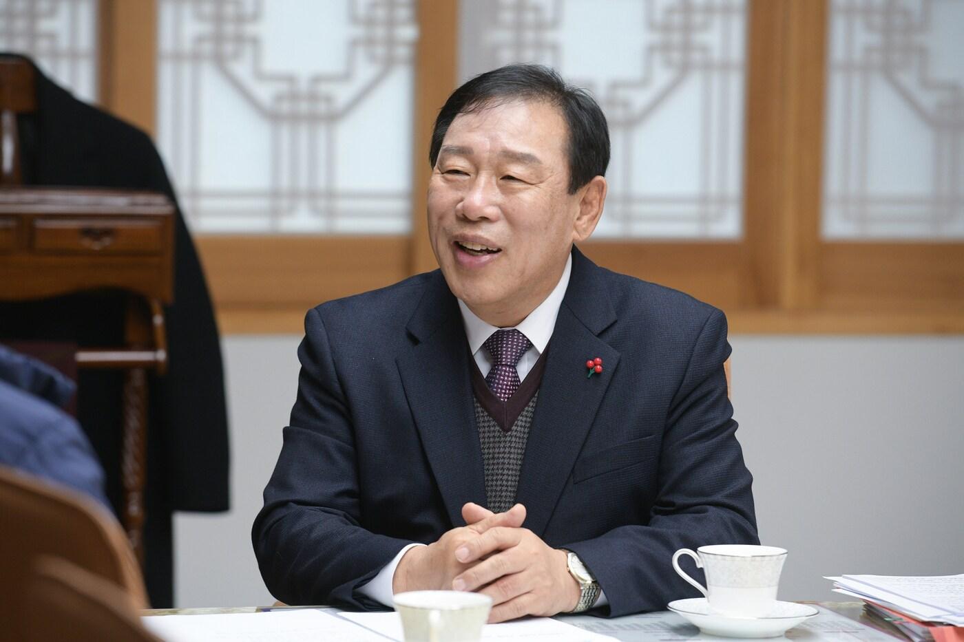 본문 이미지 - 환한 표정으로 신년인터뷰를 하는 최민호 세종시장. / 뉴스1