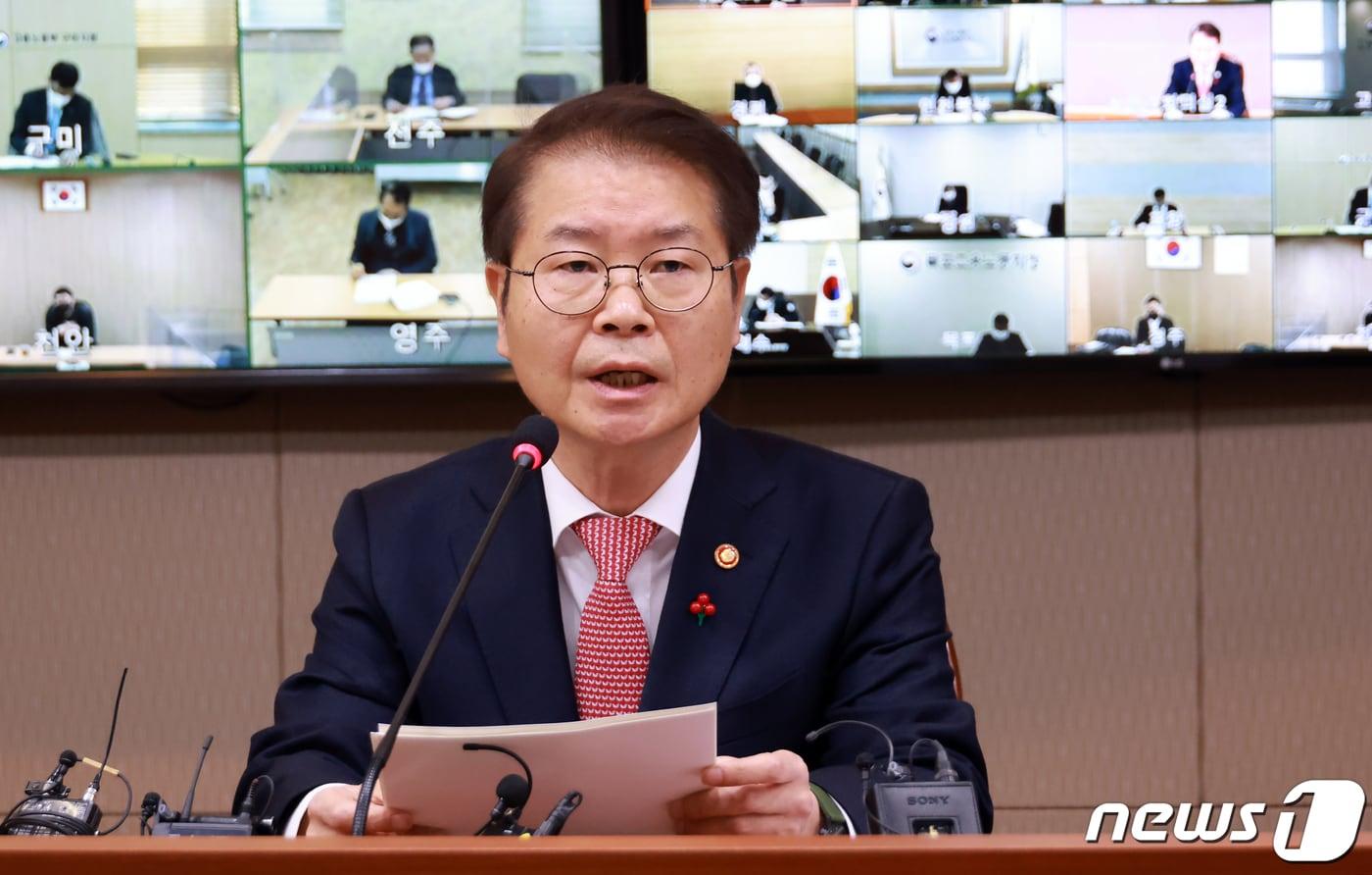 본문 이미지 - 이정식 고용노동부 장관이 30일 열린 주요 실·국장, 48개 전국 지방관서장 등이 참석한 전국 기관장 회의를 주재하고 있다. (고용노동부 제공) 2022.12.30/뉴스1