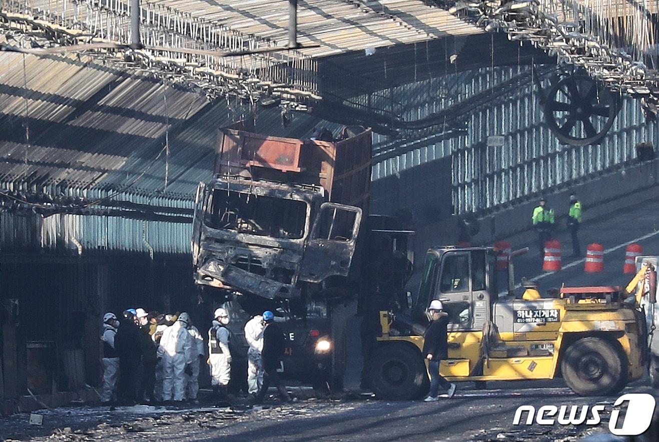 본문 이미지 - 30일 오전 경기 과천시 제2경인고속도로 북의왕IC 인근 방음터널 화재현장에서 경찰과 소방 등 관계자들이 최초 불이 난 5t 폐기물 운반용 집게 트럭의 발화 원인과 화재 확산 경위를 파악는 현장감식을 하고 있다. 2022.12.30/뉴스1 ⓒ News1 송원영 기자