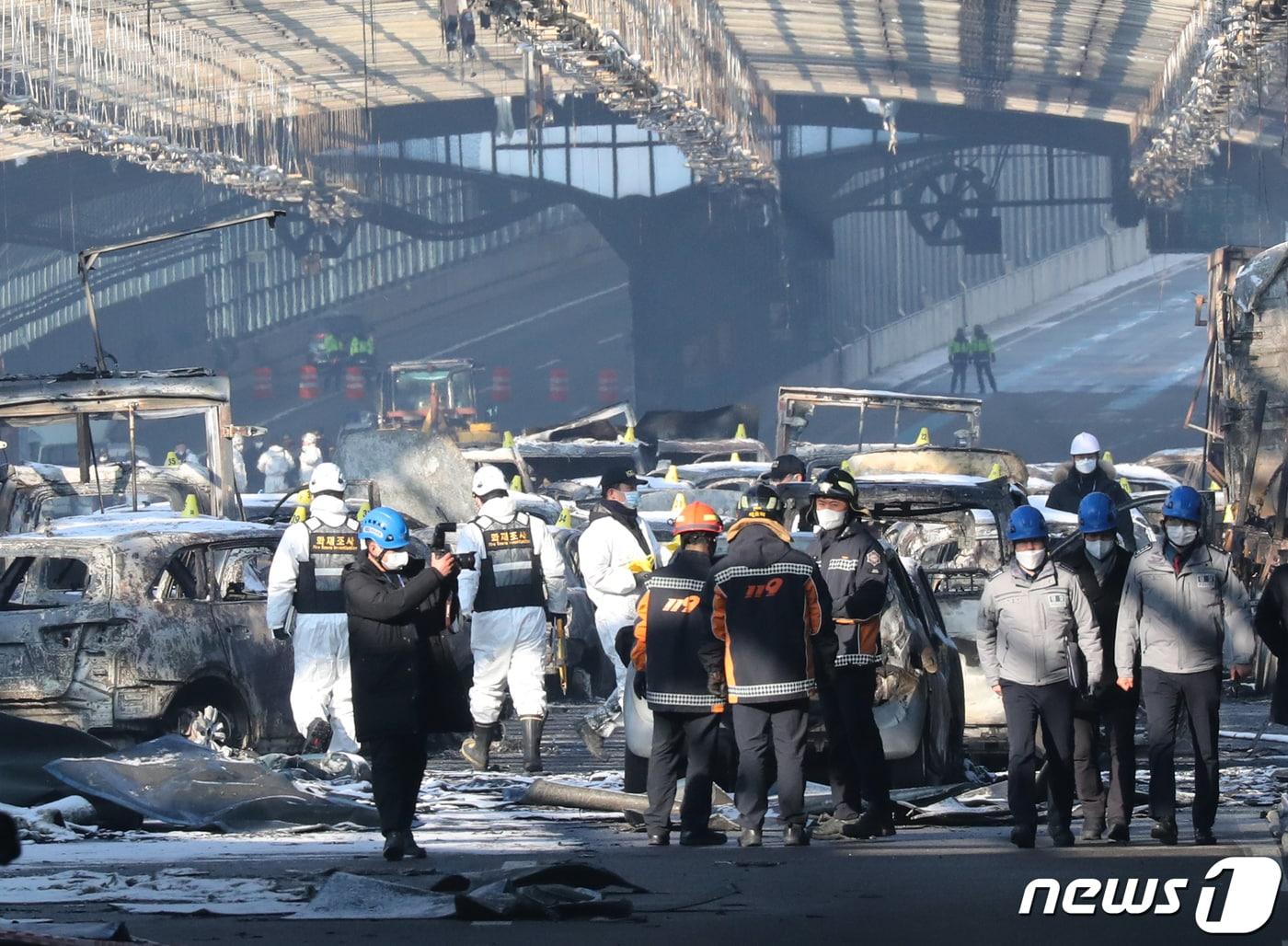 본문 이미지 - 지난해 12월 경기 과천시 제2경인고속도로 북의왕IC 인근 방음터널 화재현장에서 경찰과 소방 등 관계자들이 현장감식을 하고 있다. ⓒ News1 송원영 기자