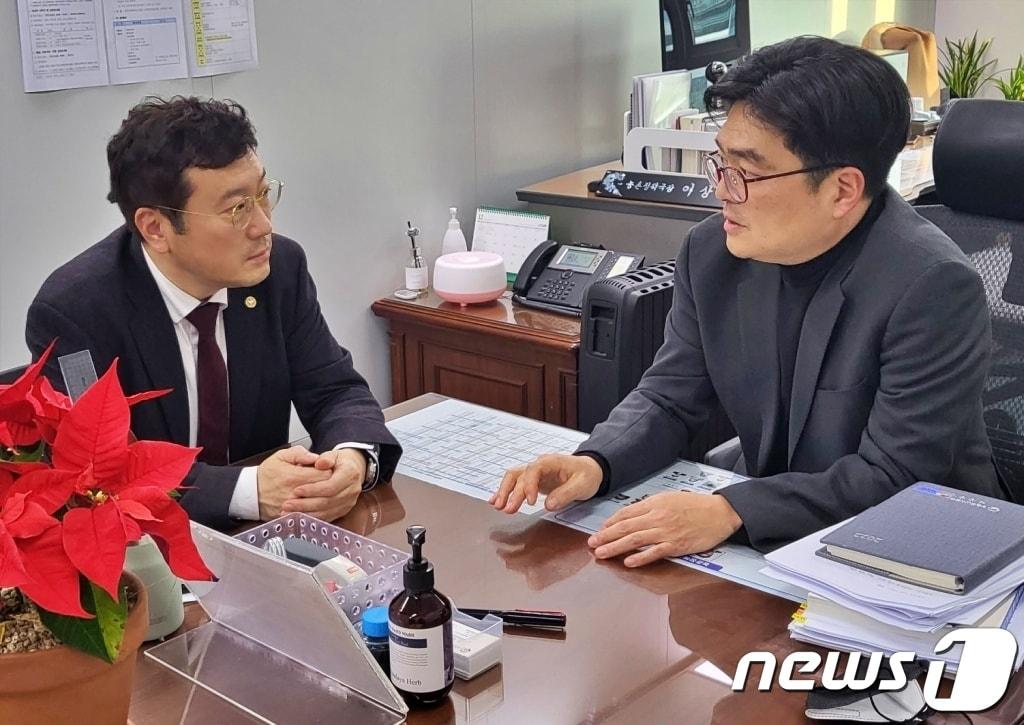 본문 이미지 - 최영민 서울시수의사회장이 29일 세종시 정부세종청사 농림축산식품부에서 이상만 농촌정책국장과 대화하고 있다.(서울시수의사회 제공) /뉴스1