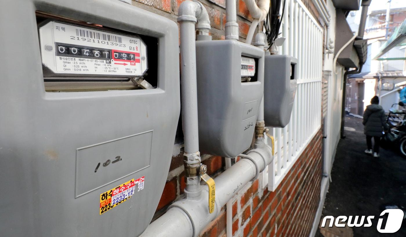30일 서울 도심 주택가에 부착된 가스계량기 앞으로 시민이 지나가고 있다. 2022.12.30/뉴스1 ⓒ News1 장수영 기자