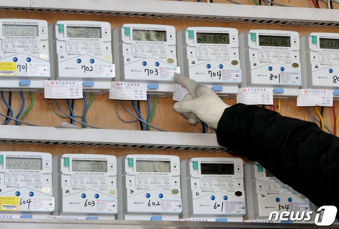 본문 이미지 - 지난달 30일 서울 도심 내 주거시설에 설치된 전기계량기의 모습. 산업통상자원부와 한국전력은 이날 2023년 1분기부터 전기요금을 kWh(킬로와트시)당 13.1원 인상하는 계획을 발표했다. /뉴스1 ⓒ News1 장수영 기자